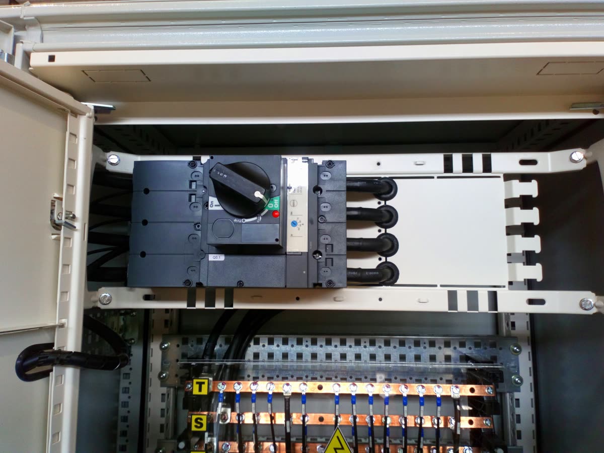 Interior de un tablero eléctrico